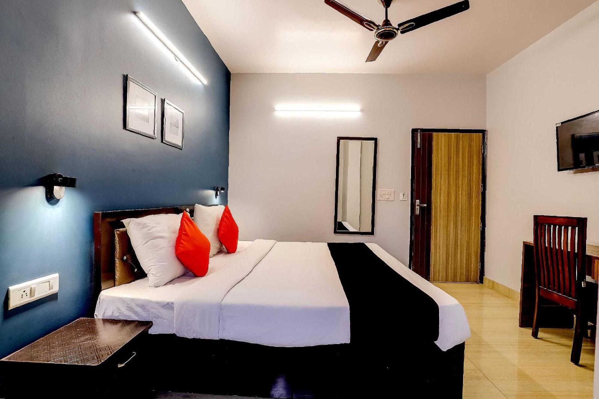 דלהי Collection O 71756 Hotel Silver Arrow Near Pacific Mall Tagore Garden מראה חיצוני תמונה